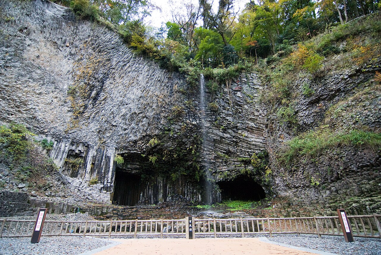 Genbudo Park - Hexagonal basalt column cliffs formed by ancient volcanic activity