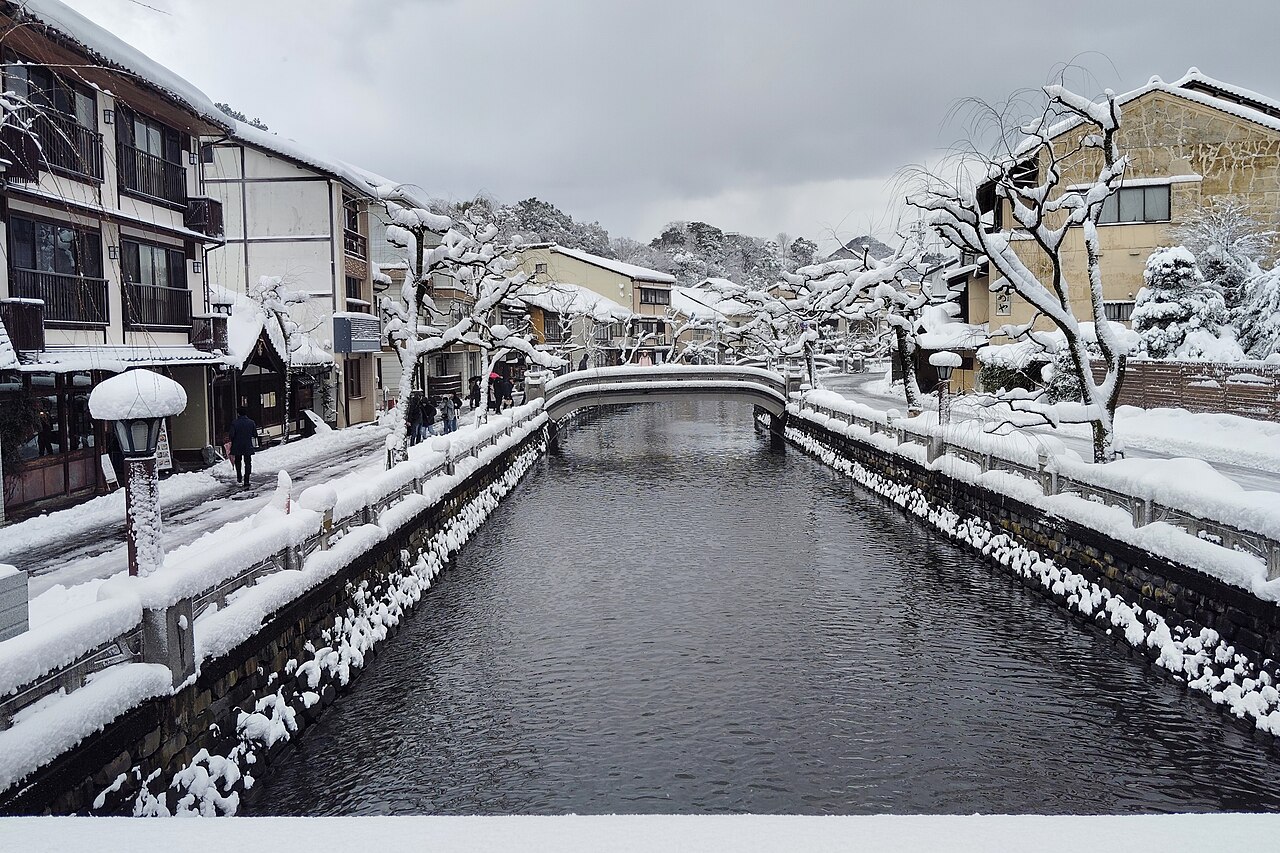 Yanagi-yu - Willows along the Otani River, the trees that give Yanagi-yu (willow bath) its name