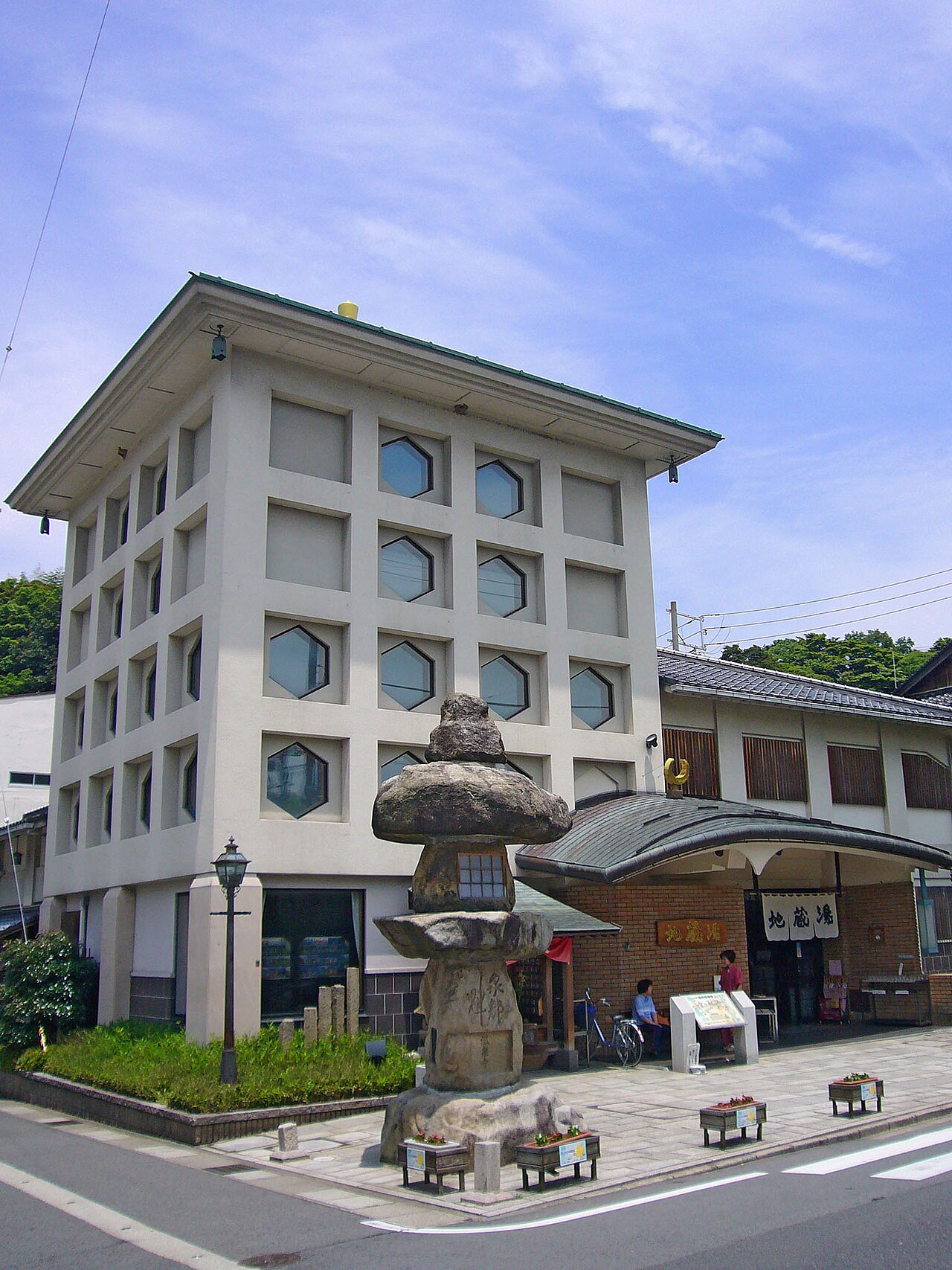 Jizo-yu - Jizo-yu bathhouse and its stone lantern on the main street