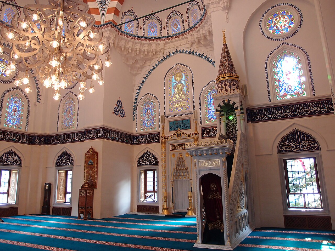 Tokyo Camii prayer hall - The prayer hall of Tokyo Camii with its mihrab, minbar and stained glass